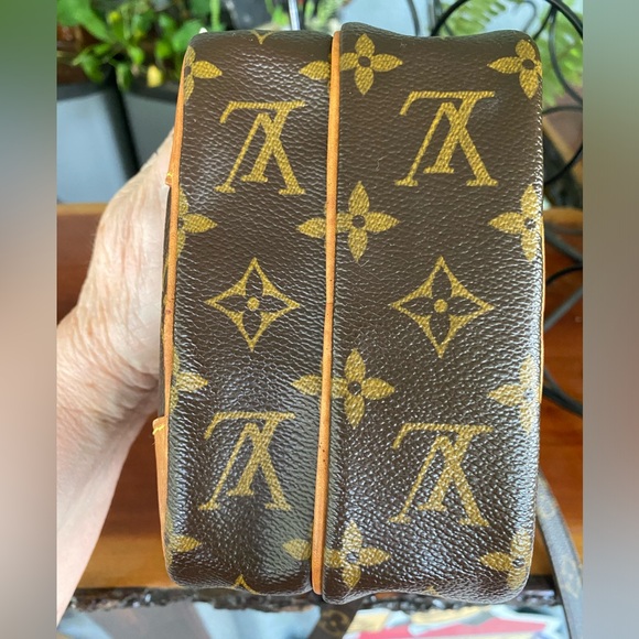 Louis Vuitton Amazon Crossbody in Beautiful Condition - Picture 7 of 16